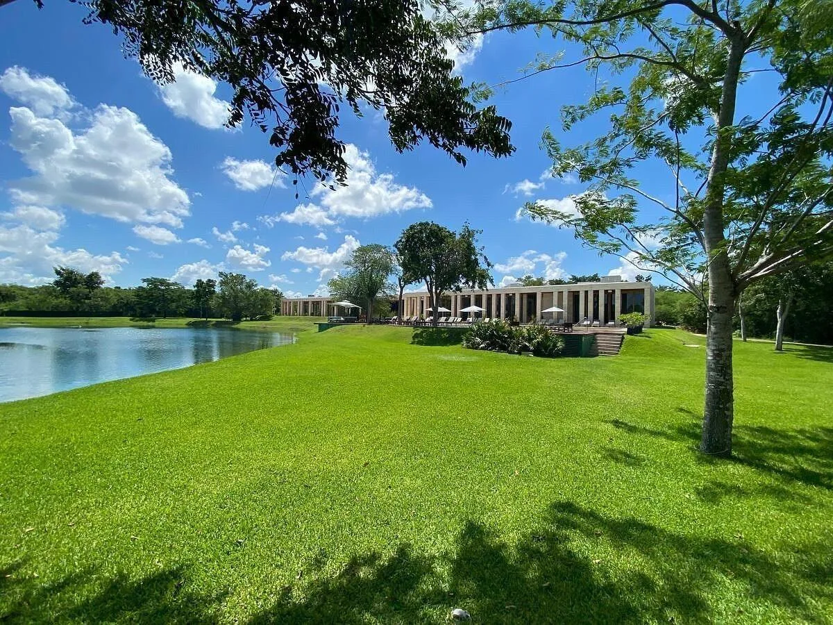 Terreno en venta en Cabo Norte Mérida | Privada Rosío con vista al lago