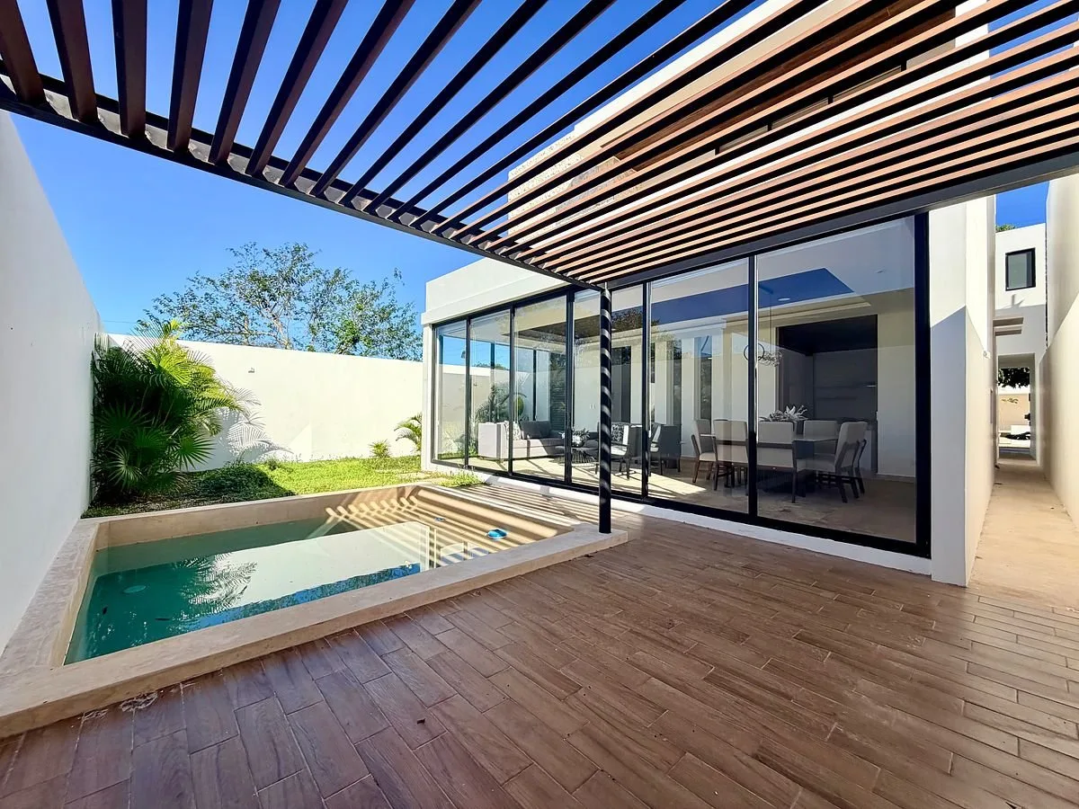 CASA EN VENTA COMPLETAMENTE EQUIPADA EN TEMOZÓN NORTE, PRIVADA LENORA
