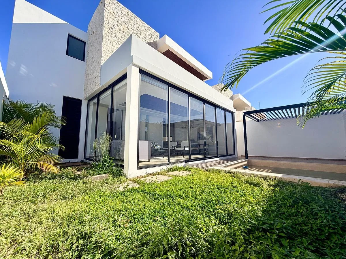 CASA EN VENTA COMPLETAMENTE EQUIPADA EN TEMOZÓN NORTE, PRIVADA LENORA
