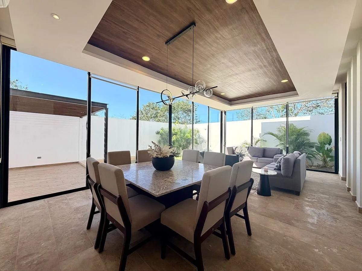 CASA EN VENTA COMPLETAMENTE EQUIPADA EN TEMOZÓN NORTE, PRIVADA LENORA