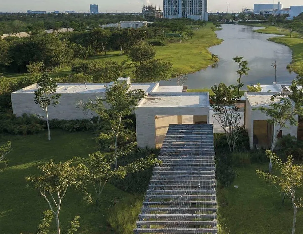 Terreno en venta en Cabo Norte Mérida | Privada Rosío con vista al lago