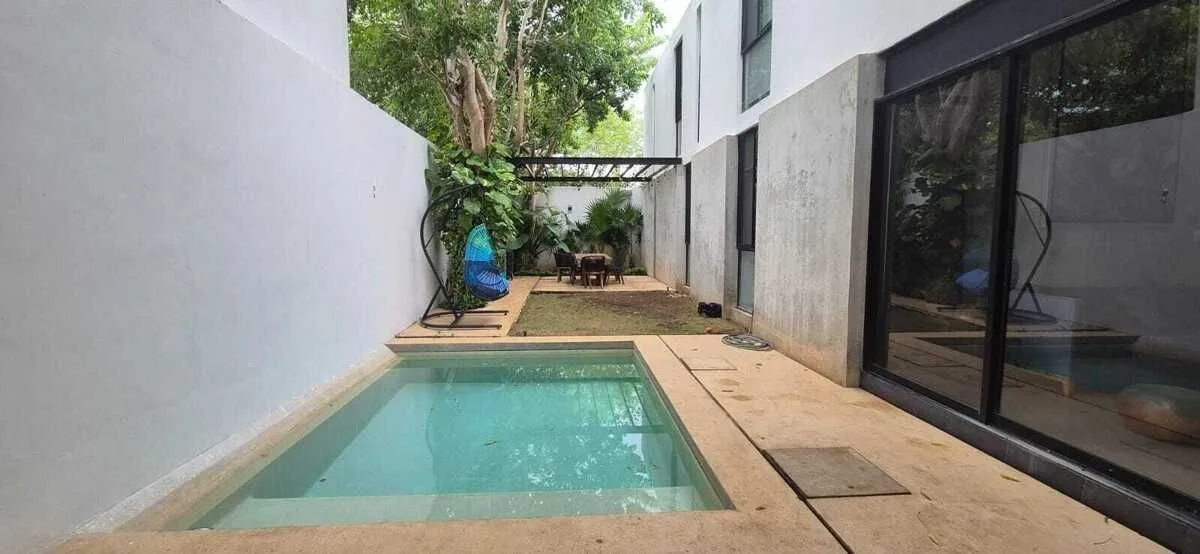 CASA AMPLIA EN PRIVADA