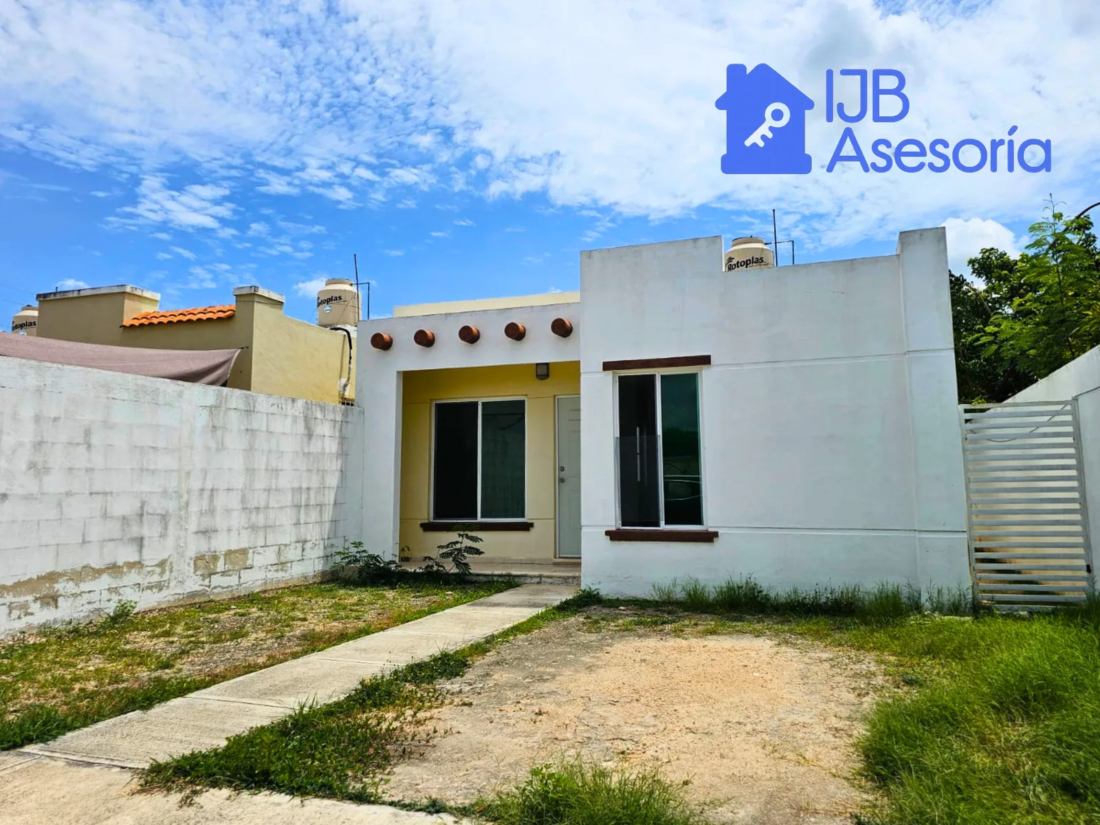 Casa en venta en Sian Ka’an IV, Mérida | Patio amplio, 2 estacionamientos y libre de gravamen