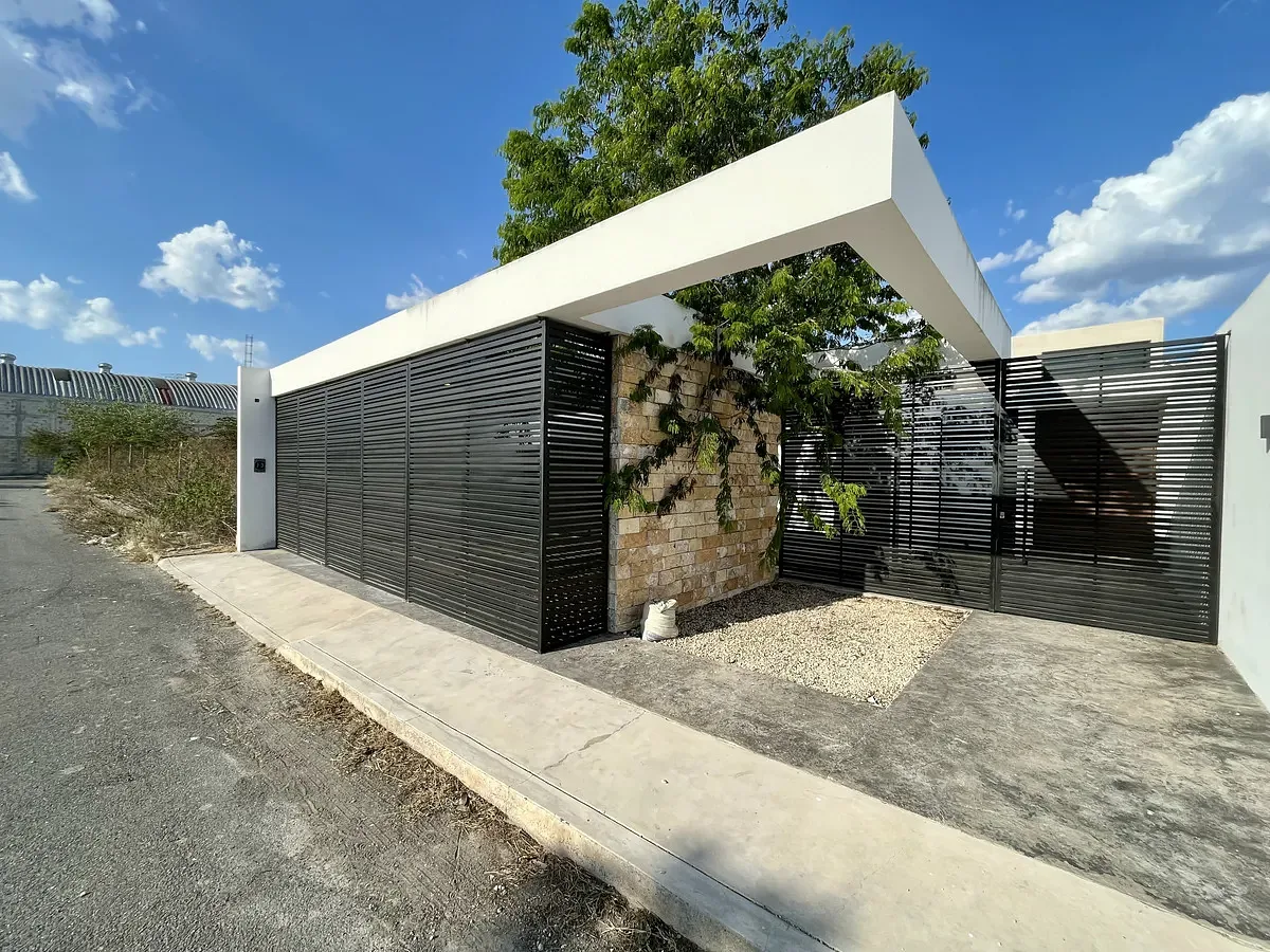 CASA EN VENTA DE UNA SOLA PLATA EN DZITYA