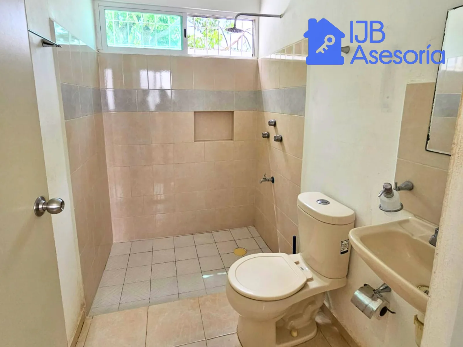 Casa en venta en Sian Ka’an IV, Mérida | Patio amplio, 2 estacionamientos y libre de gravamen