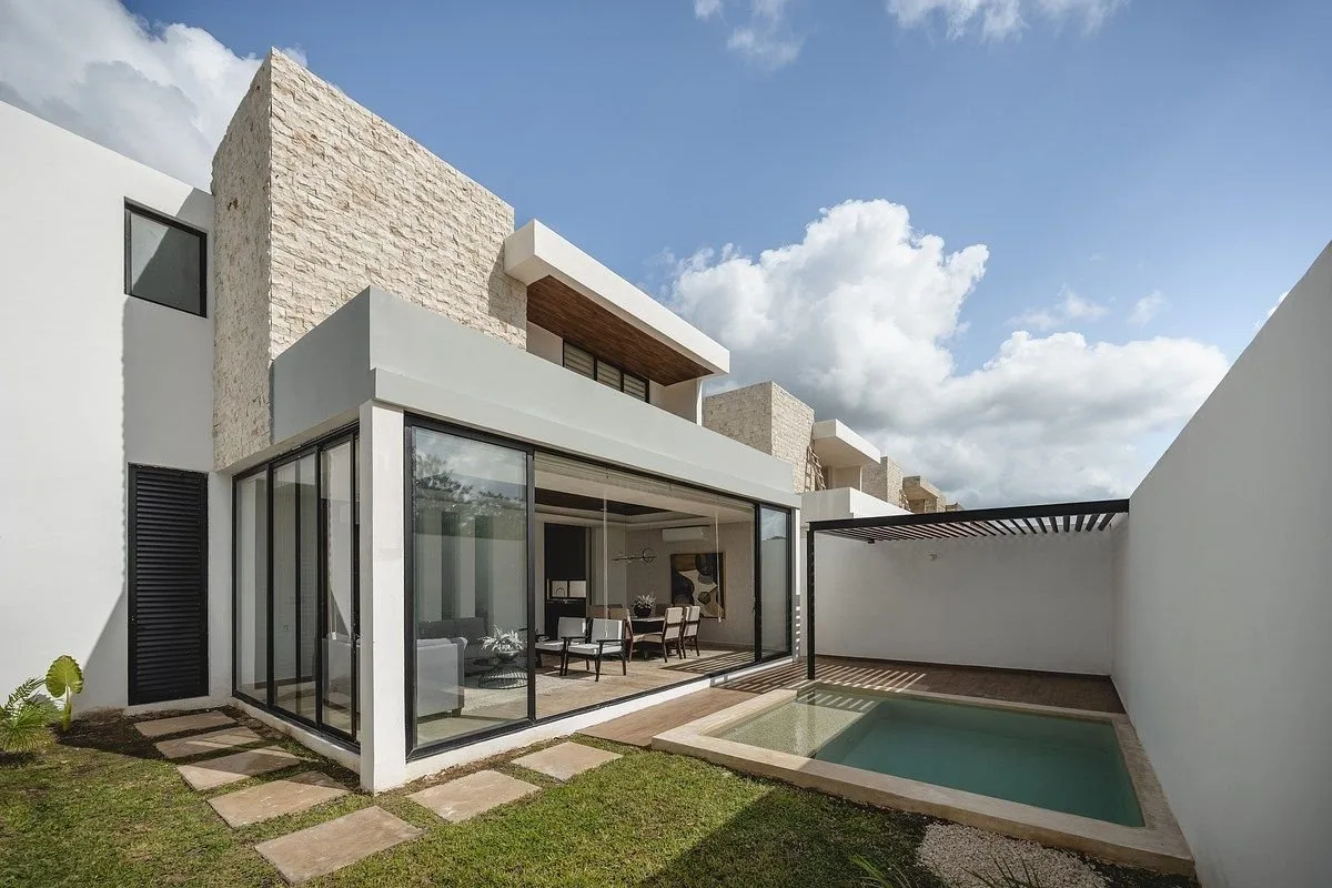 CASA EN VENTA COMPLETAMENTE EQUIPADA EN TEMOZÓN NORTE, PRIVADA LENORA