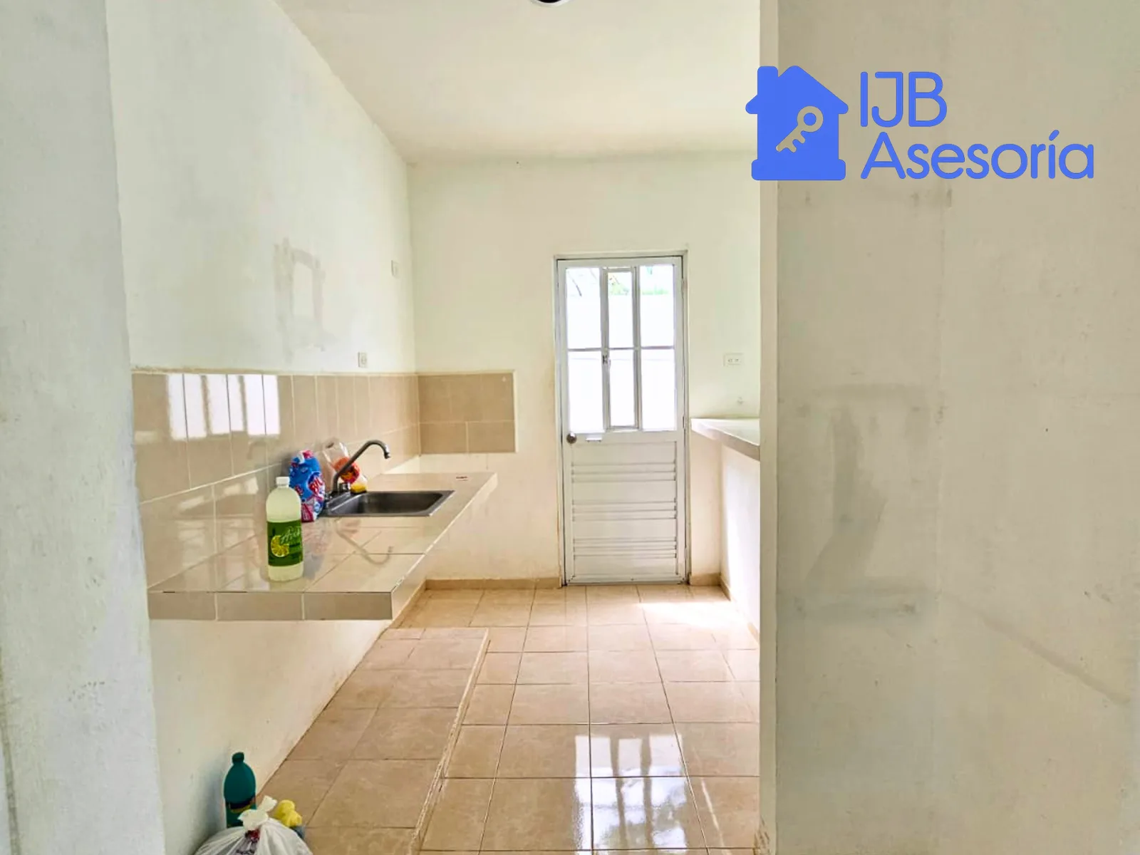 Casa en venta en Sian Ka’an IV, Mérida | Patio amplio, 2 estacionamientos y libre de gravamen