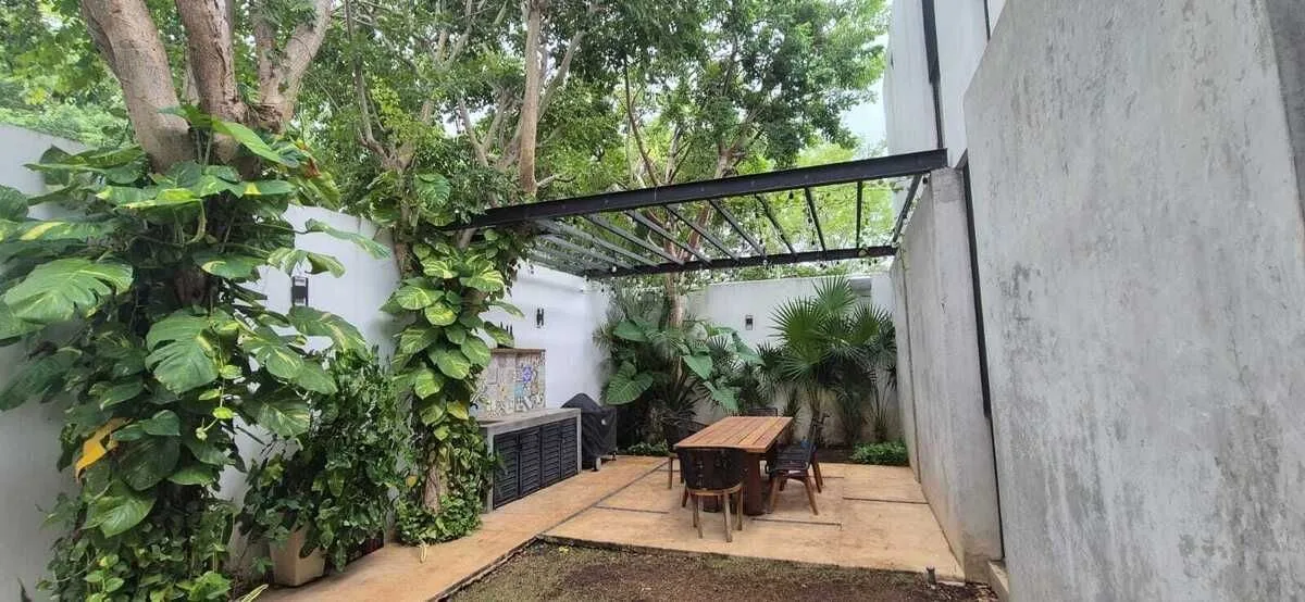CASA AMPLIA EN PRIVADA