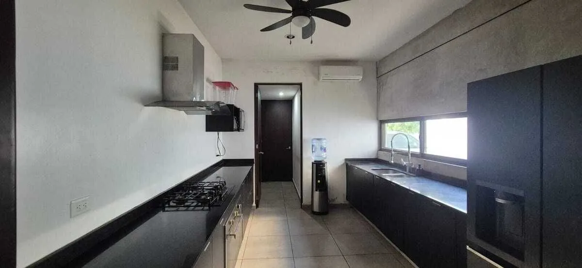 CASA AMPLIA EN PRIVADA