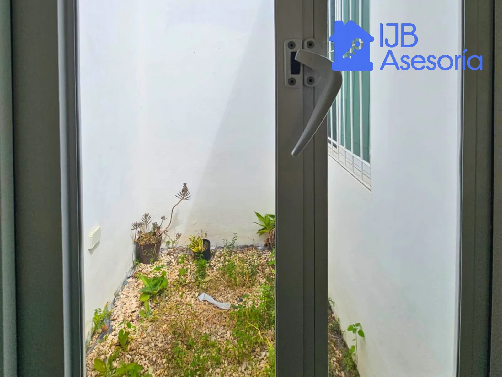 Casa en venta en Sian Ka’an IV, Mérida | Patio amplio, 2 estacionamientos y libre de gravamen